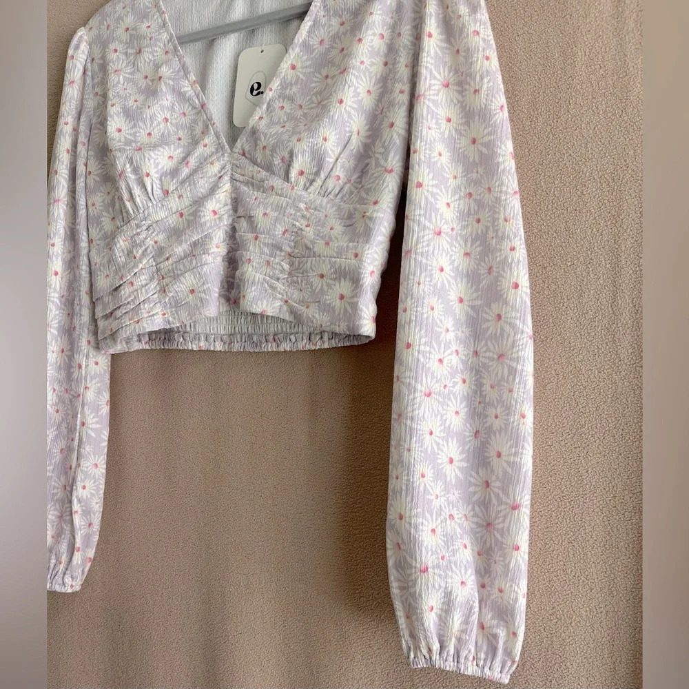 NEW Elodie Long Sleeve Cropped Blouse Women’s L Lavender Floral V Neck Bohemian - Picture 2 of 12